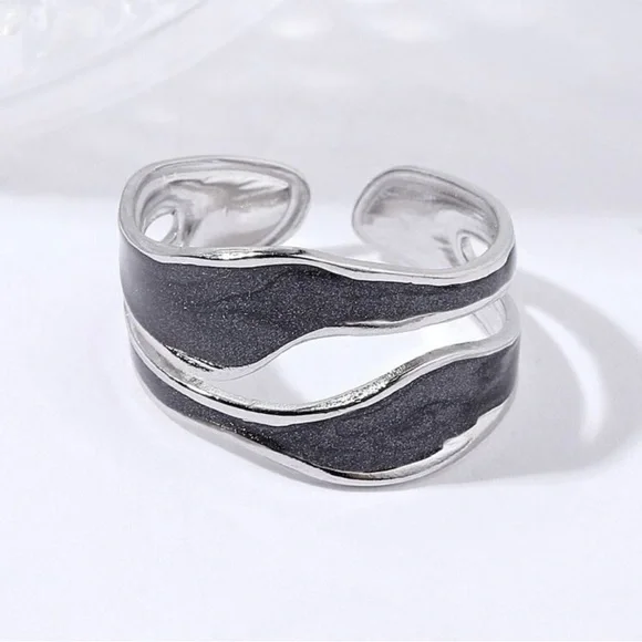 Silver and Black Wave Ring - Picture 1 of 4
